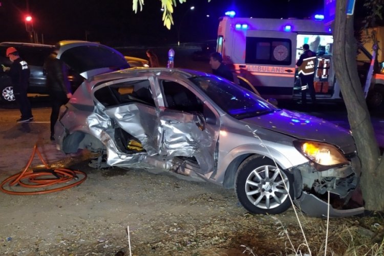 Işık ihlali yapan hafif ticari ara&ccedil; otomobile &ccedil;arptı