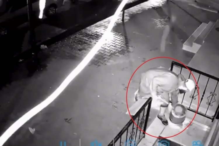 Bursa'da bir garip olay... &Ccedil;&ouml;p kovasını boşaltıp &ccedil;aldı