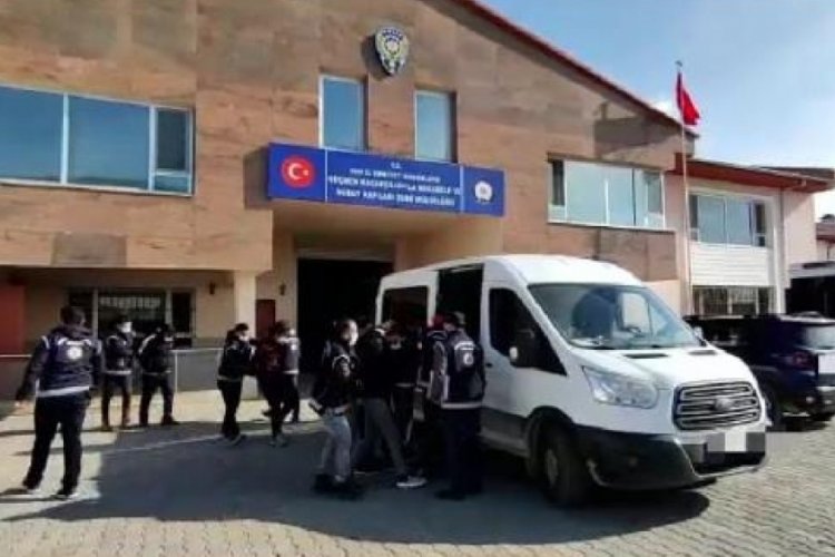 Van'da g&ouml;&ccedil;men ka&ccedil;ak&ccedil;ığı yapan 13 kişi tutuklandı