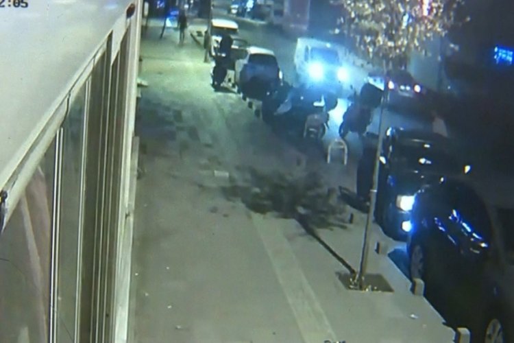Tartıştıkları genci dakikalarca takip edip muştayla darp ettiler