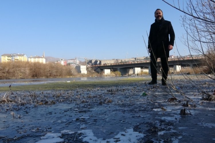 Kura Nehri'nin y&uuml;zeyinde buz tabakası oluştu
