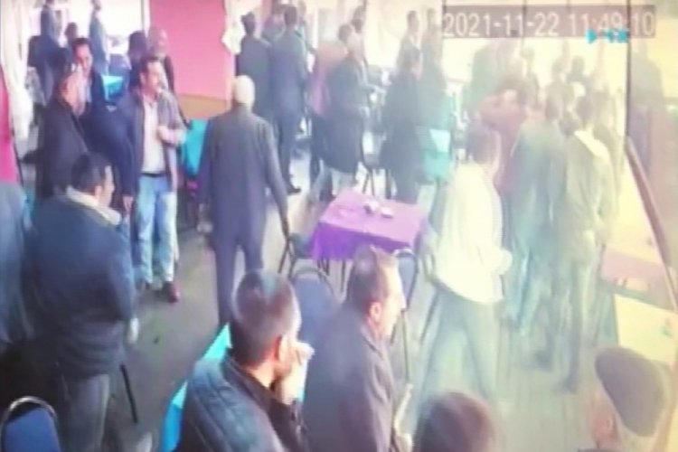 Erzurum'da kahvehanedeki vatandaşların depremden ka&ccedil;ış anı g&uuml;venlik kamerasında