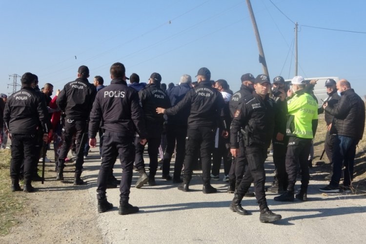 Silahlı kavgada yaralanan gen&ccedil; &ouml;ld&uuml;, mahalle savaş alanına d&ouml;nd&uuml;