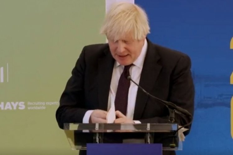 Boris'in zor anları! Konuşma yaparken sayfaları karıştırdı