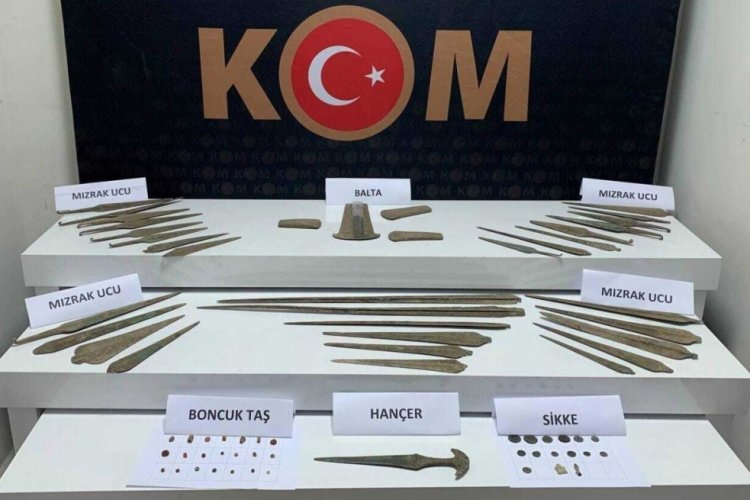 Aracının i&ccedil;indeki gizli b&ouml;lmede onlarca tarihi eser &ccedil;ıktı
