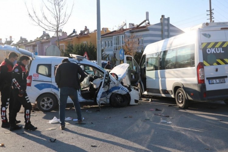 Ankara'da polis aracıyla &ouml;ğrenci servis minib&uuml;s&uuml; &ccedil;arpıştı