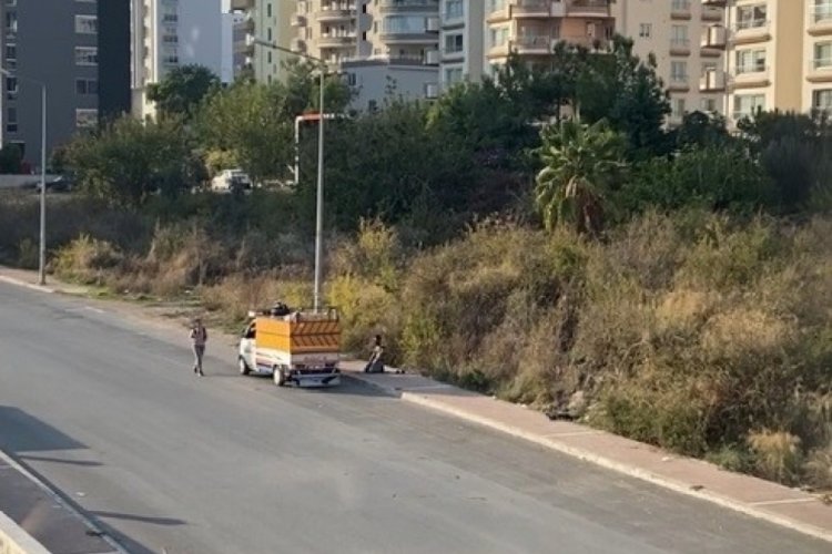 Geri d&ouml;n&uuml;ş&uuml;m iş&ccedil;isinin kaldırımda namaz molası