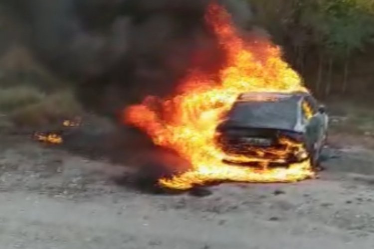 Sivas'ta seyir halindeki otomobil yandı