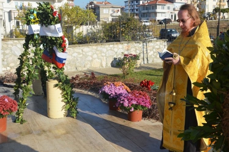 &Ccedil;anakkale Gelibolu'daki Rus Anıtı'nda Beyaz Rus anması