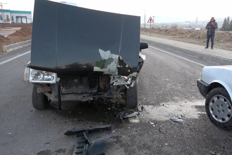 Trafik kurallarını alt&uuml;st eden s&uuml;r&uuml;c&uuml; kaza yaptı: 1 yaralı