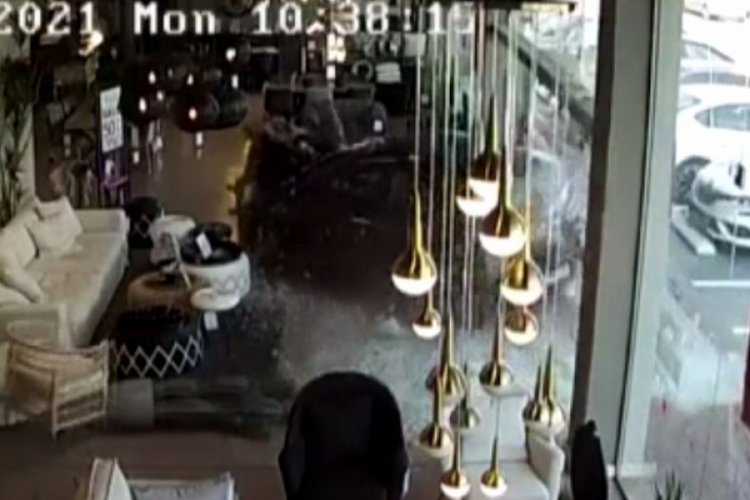 İsrail'de 83 yaşındaki s&uuml;r&uuml;c&uuml; aracıyla mağazaya daldı