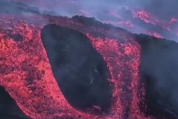 Lavların denize ulaştığı La Palma'da sokağa &ccedil;ıkma yasağı