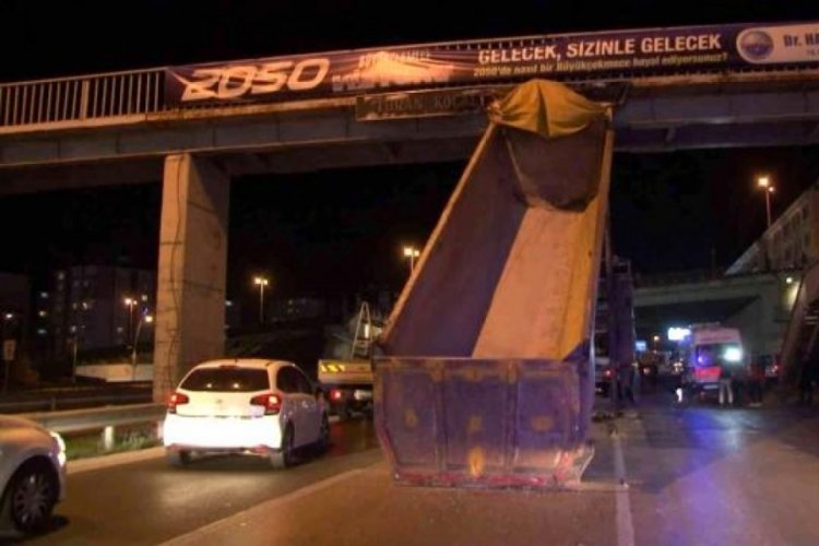 Damperi a&ccedil;ılan kamyon &uuml;st ge&ccedil;ide &ccedil;arptı