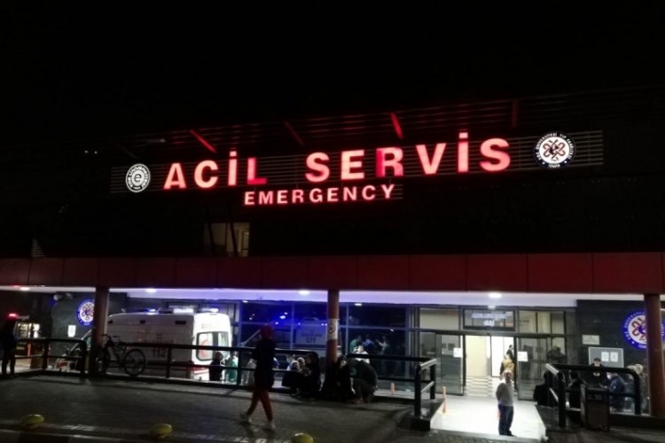 İzmir'de 'k&uuml;f&uuml;rleşme' kavgası kanlı bitti: 1 &ouml;l&uuml;, 5 yaralı