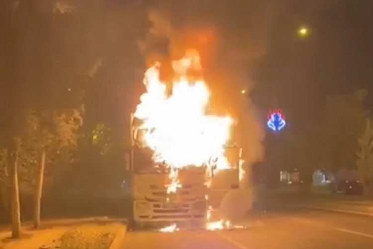 Şanlıurfa'da seyir halindeki tır alev alev yandı