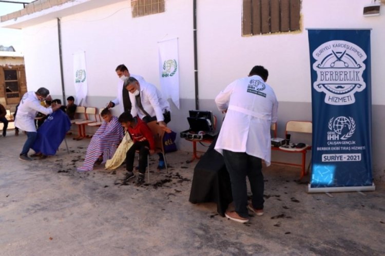 T&uuml;rkiye'den giden g&ouml;n&uuml;ll&uuml; berberler İdlib'deki 110 yetimi tıraş etti
