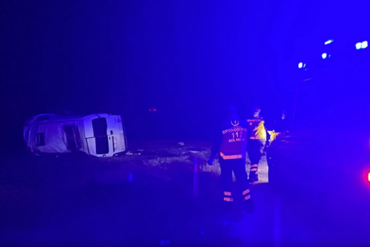 G&ouml;&ccedil;menleri taşıyan minib&uuml;s devrildi: 16 yaralı
