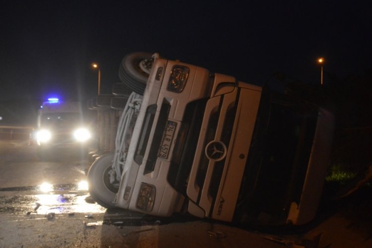 İstanbul'da &ccedil;akıl taşı y&uuml;kl&uuml; tır devrildi: 1 yaralı
