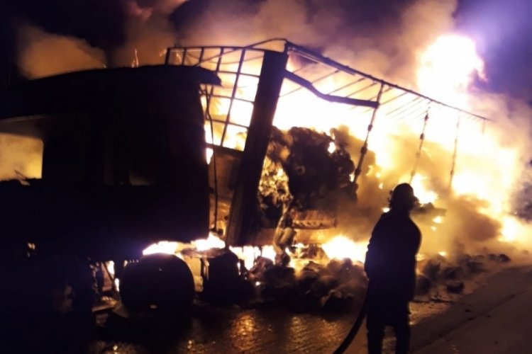 Mersin'de iplik y&uuml;kl&uuml; tır tamamen yandı