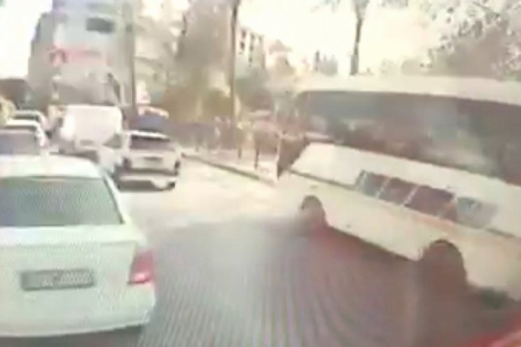 Halk otob&uuml;s&uuml;n&uuml;n freni patladı, 6 ara&ccedil; zincirleme kazaya karıştı