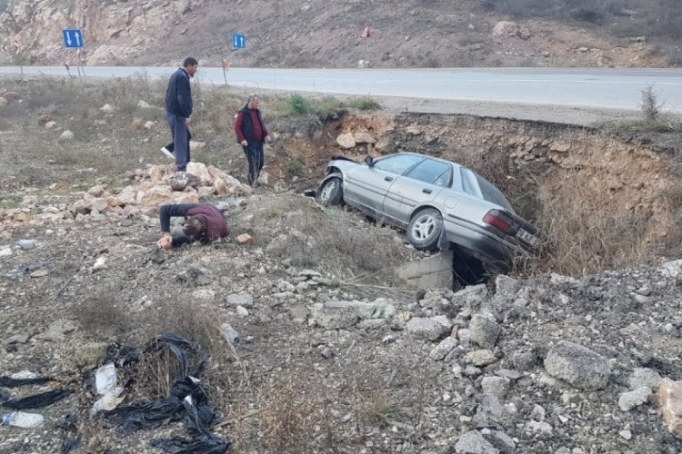 Bursa'da otomobil kontrolden &ccedil;ıktı, kanala u&ccedil;tu