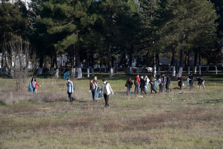 Bursa Uludağ &Uuml;niversitesi g&ouml;n&uuml;ll&uuml;leri kamp&uuml;steki atıkları topladı