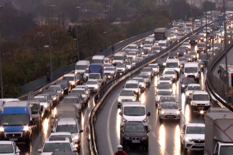 İstanbul'da yağışlı hava nedeniyle trafik yoğunluğu y&uuml;zde 76 oldu