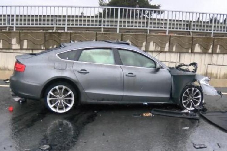 L&uuml;ks otomobil &ccedil;elik bariyere &ccedil;arptı