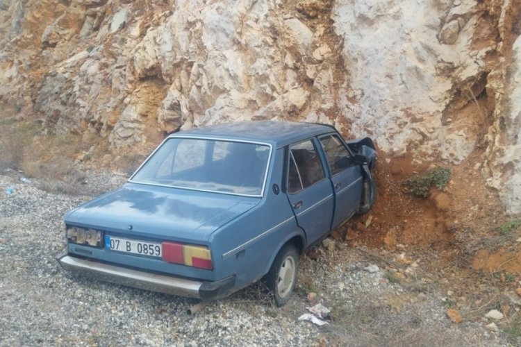 Konya'da otomobil dağa &ccedil;arptı: 4 yaralı