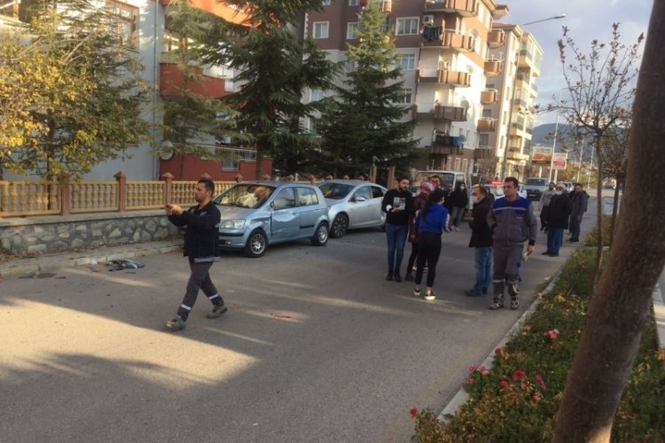 Direksiyon hakimiyetini kaybetti park halindeki 3 otomobile &ccedil;arptı
