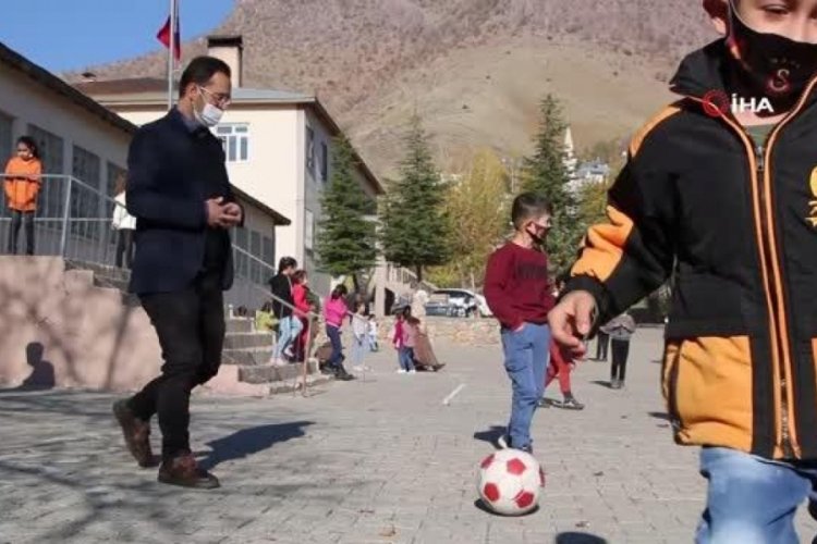 Fedakar &ouml;ğretmen, engelli &ouml;ğrencisini her teneff&uuml;s kucağında gezdiriyor