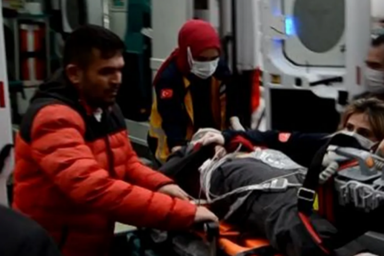 Okul servisinden inip yolun karşısına ge&ccedil;mek isteyen &ccedil;ocuğa kamyon &ccedil;arptı