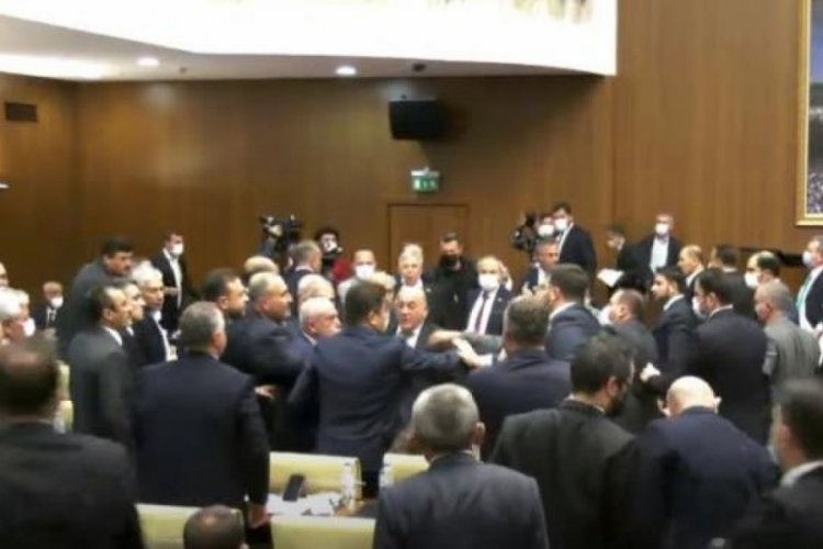 Ankara B&uuml;y&uuml;kşehir Belediyesi Meclisinde AK Parti ve CHP &uuml;yeleri birbirlerine girdi