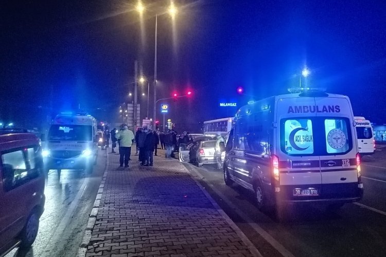 Kayseri'de 5 ara&ccedil;lı zincirleme trafik kazası: 3 yaralı