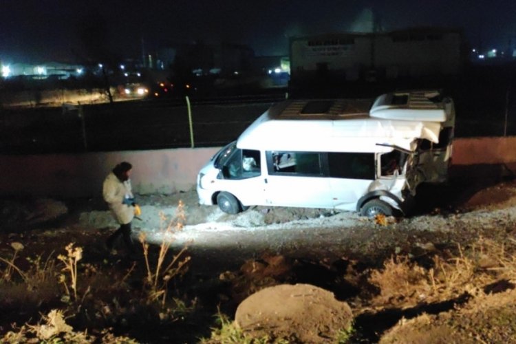 &Ccedil;ekicinin &ccedil;arptığı minib&uuml;s şarampole yuvarlandı: 14 yaralı