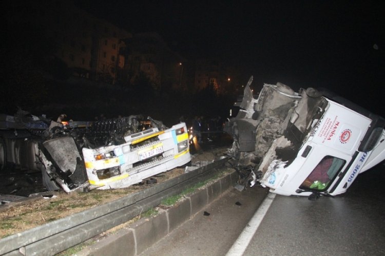 Yağışlı havada kontrolden &ccedil;ıktı, iki par&ccedil;aya b&ouml;l&uuml;nd&uuml;