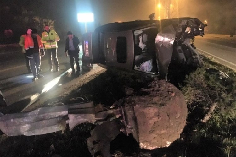 &Ccedil;arptığı elektrik direğini k&ouml;k&uuml;nden s&ouml;kt&uuml;: 1 yaralı