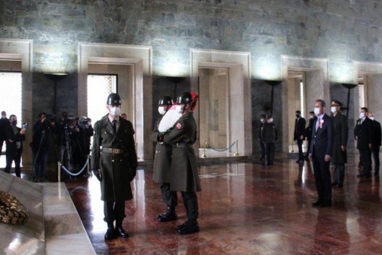 Bakan &Ouml;zer, &ouml;ğretmenlerle Anıtkabir'i ziyaret etti