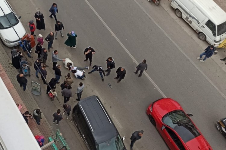 Bursa'da yolun karşısına ge&ccedil;meye &ccedil;alışan &ccedil;ocuğa otomobil &ccedil;arptı