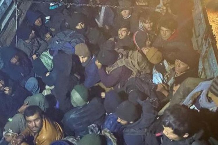 Kamyon kasasında 87 ka&ccedil;ak g&ouml;&ccedil;men yakalandı!