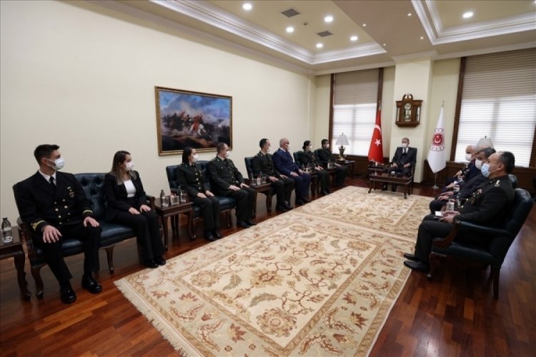 Bakan Akar, askeri &ouml;ğretmenlerle buluştu