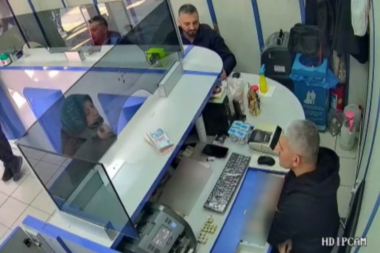 D&ouml;viz b&uuml;rosu vatandaşa yanlışlıkla 500 dolar fazla verdi