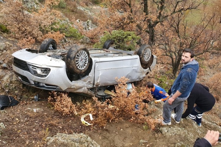Virajı alamayan otomobil u&ccedil;uruma yuvarlandı!