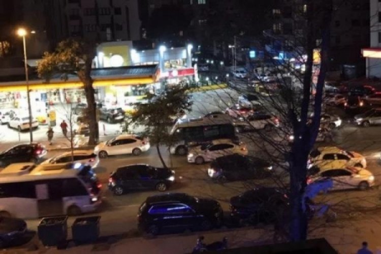 Zam &ouml;ncesi benzinliklerde akaryakıt kuyruğu oluştu