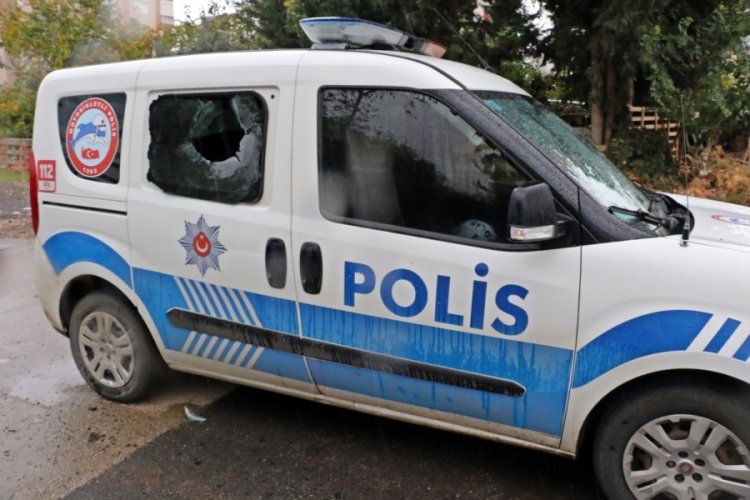 Antalya'da polis otosuna taşlı saldırı: 4 g&ouml;zaltı