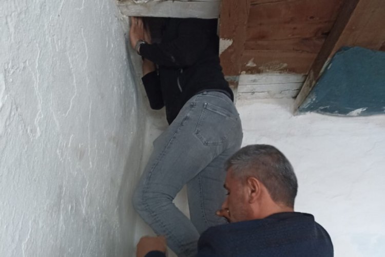 3 yıldır aranan şahıs evinin &ccedil;atısında yakalandı