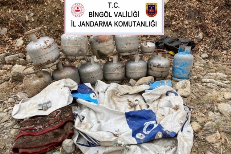 Ter&ouml;ristlerin gizlendiği sığınaklar ve yaşam malzemeleri imha edildi