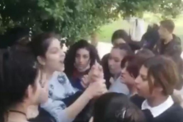 Antalya'da liseli kızların tekme- tokat ve bı&ccedil;aklı kavgası kamerada