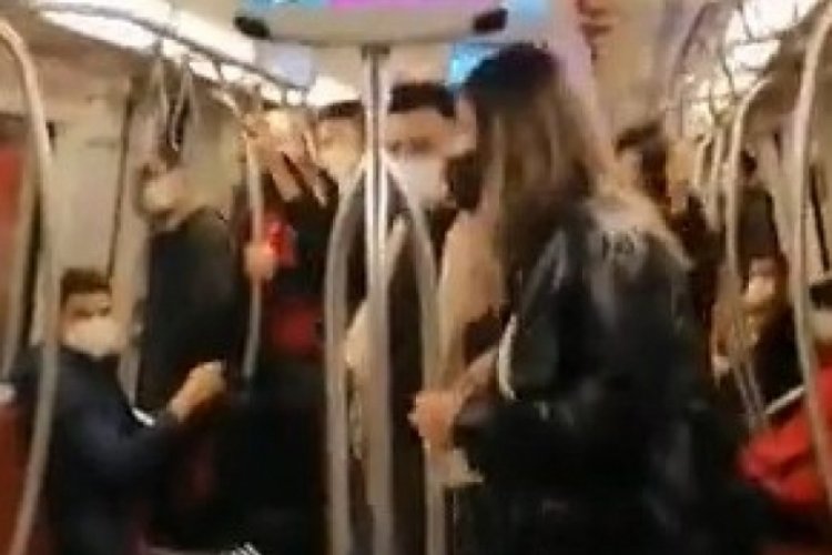 Metro'da dehşet anları! Kadın yolcuya k&uuml;f&uuml;rler savurup bı&ccedil;akla saldırdı