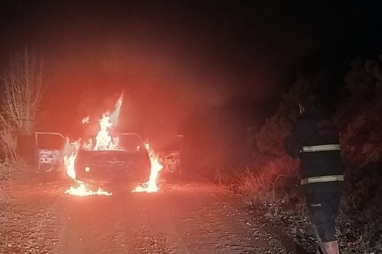 Seyir halindeki ara&ccedil; alev alev yandı